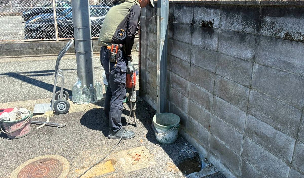 ハツリ作業中のスタッフ