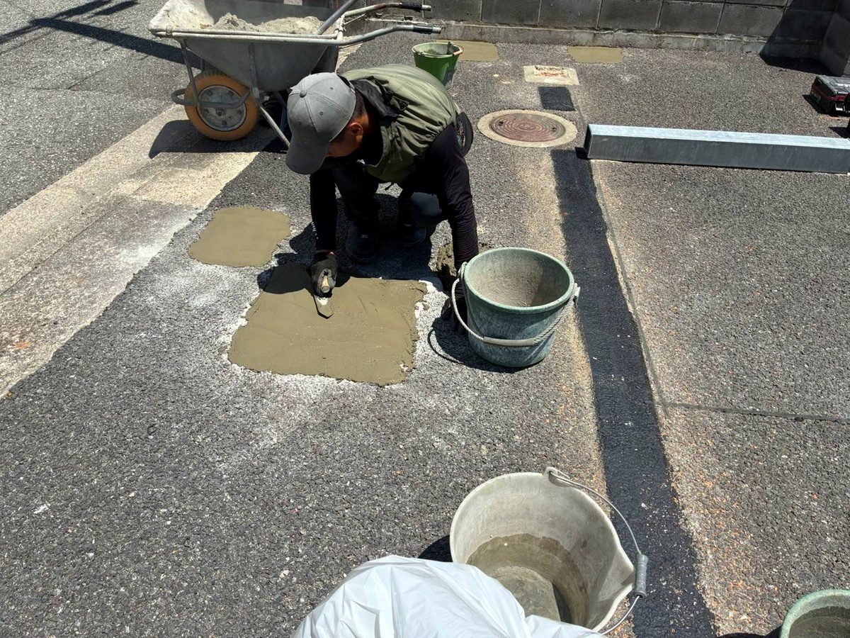 路面の補修作業