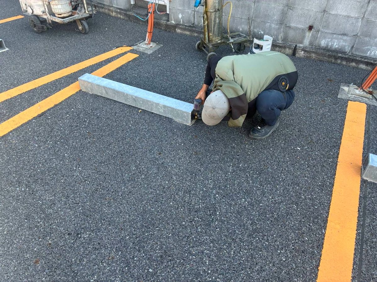 車止めの設置作業